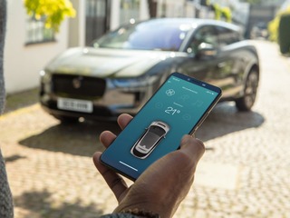 ハイヤー乗車前にスマホで車内装備を調整…ジャガー I-PACE のサービス 英国 画像