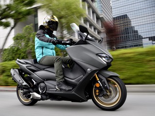 【ヤマハ TMAX560 TECH MAX 試乗】ただのスクーターだと思ったら大間違い…青木タカオ 画像