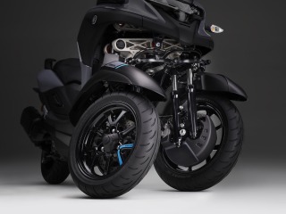 「転ばないバイク」へ前進!ヤマハ トリシティ300 の「スタンディングアシスト」と「アッカーマン・ジオメトリ」は何がスゴイのか 画像