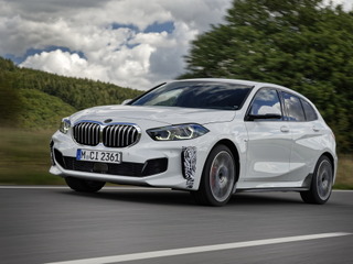 BMW の「ti」が 1シリーズ で復活へ 、ゴルフGTI 新型に対抗のFFスポーツに…プロトタイプの写真 画像