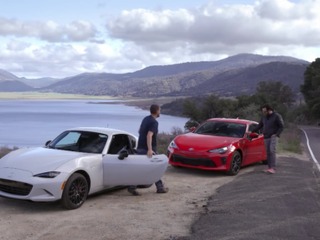 【MotorTrend】マツダ ロードスター vs トヨタ 86 FRライトウェイトスポーツのベストバウト対決…Head 2 Head 画像