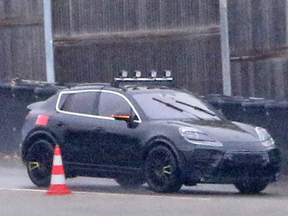 ポルシェ初の電動SUV『マカンEV』、初期開発車両をスクープ!次世代プラットフォーム採用へ 画像