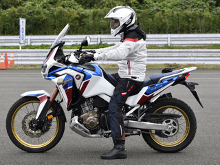 “足着き”の不安を解消する車高下げ機能がすごい!ショーワの電制サス「EERA」を体験 画像