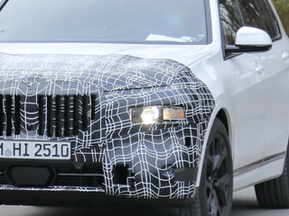 レクサスの新型7人乗りSUVを迎え撃つ!? BMW X7、早くも改良へ着手 画像