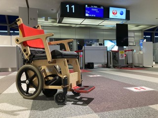 空港で車いす電動アシストユニットの実証実験 JALなどが開始 画像