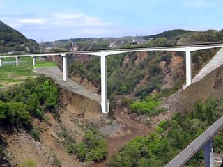 「たぶん」が「決定」に…新阿蘇大橋の開通は3月7日、看板を掛け替え 画像