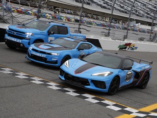 3台合わせて1370馬力、シボレーがNASCAR開幕戦のペースカーに…コルベットやカマロ 画像
