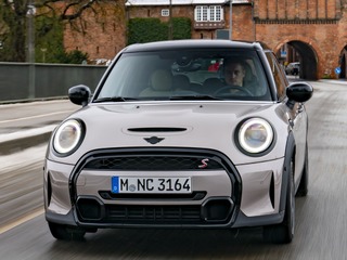 MINI ハッチバック 5ドア に改良新型…表情刷新 3月欧州発売 画像