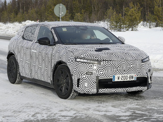 日産 アリア の兄弟車が22年にデビュー!? ルノー版電動SUV、市販型を初スクープ 画像