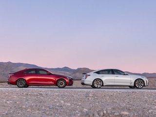 キャデラックの新たな頂点「ブラックウィング」、合計43万ドルで落札…2車種の第一号車 画像