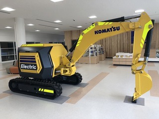 コマツ、フル電動オペレーター非搭乗式ミニショベルのコンセプトを開発 画像