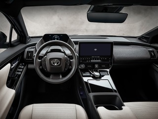 トヨタの新型EV『bZ4X』、米国は異形ステアリングホイールなし 市販版は2021年後半発表 画像