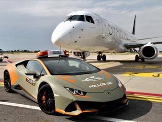 ランボルギーニ ウラカン EVO、航空機の誘導車に…イタリア国際空港 画像