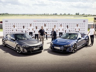 EV初の「RS」は646馬力、アウディ RS e-tron GT をFCバイエルンの選手に納車 画像