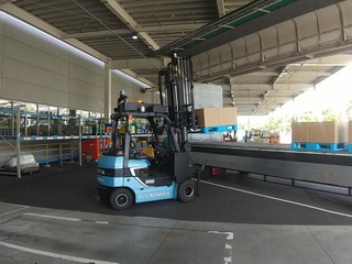 自動運転フォークリフトとトラックが連携して待機時間を短縮 豊田自動織機など実証へ 画像
