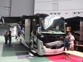 観光バス? キャンピングカー? いえモーターホームです…アソモビ2021 画像