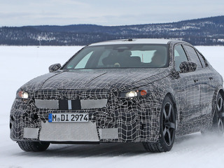 V8プラグインハイブリッドで過去最強のスーパーセダンに…BMW M5 次期型プロト車両をスクープ 画像