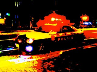 追跡のパトカーを気にして電柱に衝突 画像