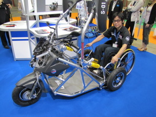 【福祉機器展10】車いすでもバイクに乗れる…ワイディーエス 画像