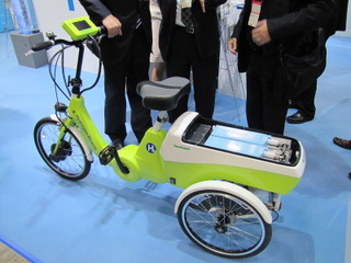 【FC EXPO11】岩谷産業の水素自転車に来場者注目 画像