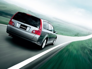日産 ステージア のバックドアが降りてくる 画像
