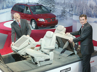 【デトロイトショー'04出品車】クライスラーから新世代ミニバン 画像