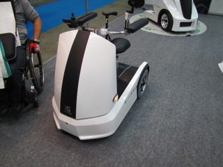 【福祉機器展12】熊本の中小企業が製作したシニアカーはデザイン重視 画像