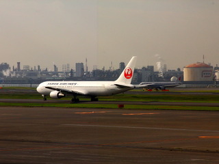 東京モノレール羽田空港国際線ビル駅に沖電気製外貨自動両替機を設置 画像