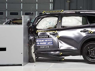 【IIHS衝突安全】トヨタ RAV4 新型、新スモールオーバーラップテストで最低評価 画像