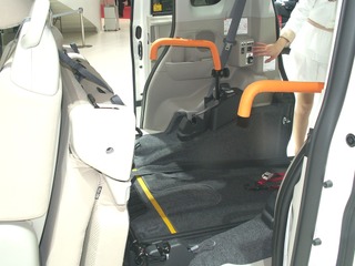 【東京モーターショー13】ダイハツ、福祉車両の タント スローパーを発表 画像