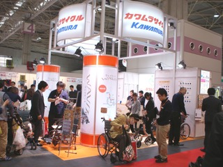 【バリアフリー14】カワムラサイクル、曲線フレームの車いす ウェイビットを展示…フィットして前ズレしない 画像