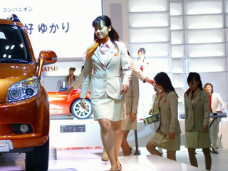 【東京モーターショー05】コンパニオン写真蔵…その83 みんなで踊ろうヨ! 画像