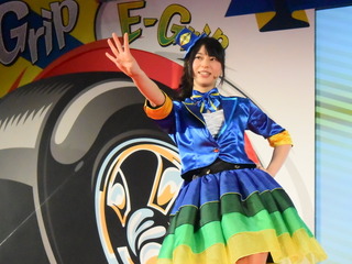 【東京オートサロン15】声優の村井理沙子さん「ハイブリッド車にE-Grip」アピール…日本グッドイヤー 画像