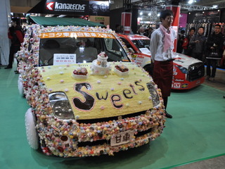 【東京オートサロン15】子どもに大人気、トヨタ東自大の“甘車”は女子力の結集 画像