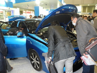【スマートエネルギーウィーク15】一番人気はやはりあの車…MIRAI の周りは常に黒山の人だかり 画像