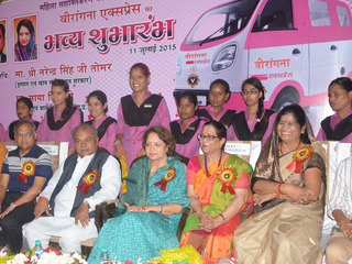 インドのタタ、初の女性専用四輪リキシャの営業運転を開始 画像
