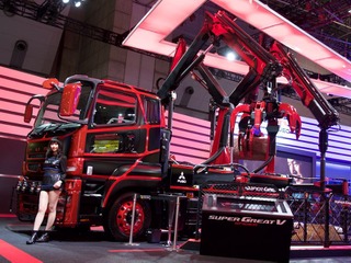 【東京モーターショー15】まるで十得ナイフ?「型にはまらない」三菱ふそうの スーパーグレートV スパイダー 画像