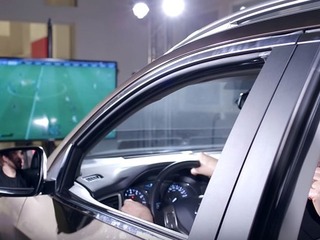 ブレーキでパス…日産 デュアリス がサッカーゲームのコントローラーに 画像