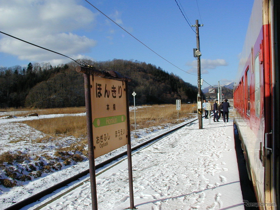 現在は函館本線倶知安～札幌間を中心に運用されているキハ201系も、日高本線へ乗り入れたことがあった。新冠～静内間。1999年7月18日。