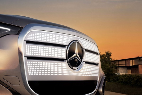 電動時代のベンツはついに「グリルが光る」! 9月発表の新型『GLC』から新デザインに