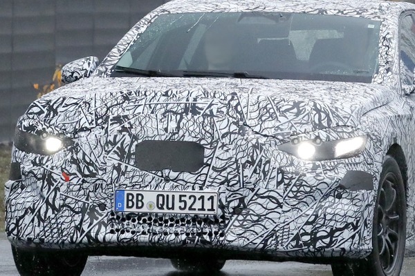 EQEは忘れてください…新生メルセデスベンツ『EクラスEQ』は伝統的セダンに回帰