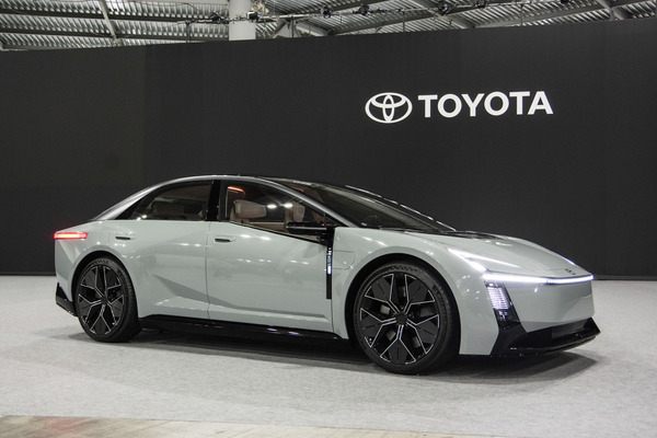 カローラクロスと立場が逆転、だからこそ生まれた「斬新セダン」のデザイン…ジャパンモビリティショー2025 画像