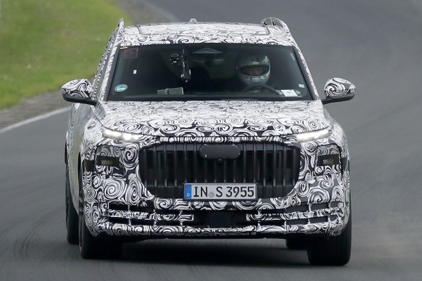 伝説の超高級「ホルヒ」復活か？ 噂のアウディ『Q9』を初スクープ！