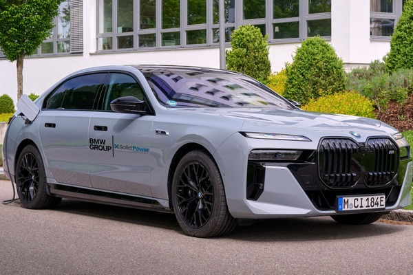 ソリッドパワー社の大型純全固体電池（ASSB）セルを搭載したBMW『i7』のプロトタイプ