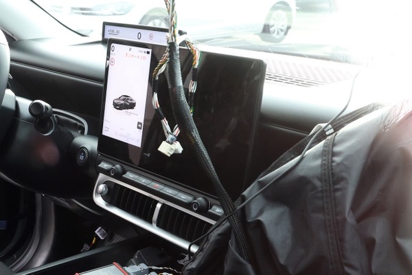 日本市場にはいつ？ ヒョンデ最小のEV、『アイオニック3』の車内を初めて撮影！