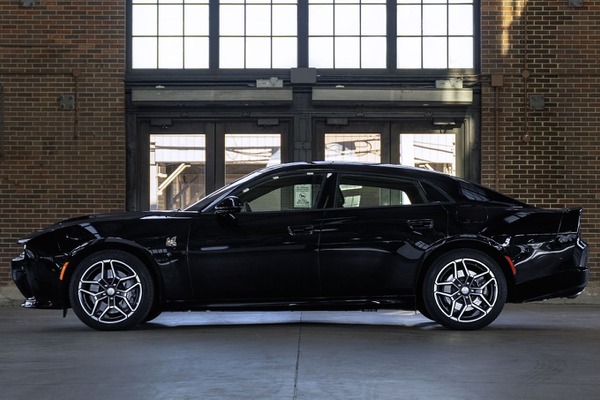 「トランプさん、これ買います」最新の4ドアマッスルカー『チャージャー』発表…土曜ニュースランキング