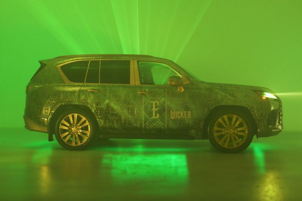 レクサス『LX』、映画『ウィキッド』の魔女をイメージしてカスタマイズ…車内でカラオケ可能