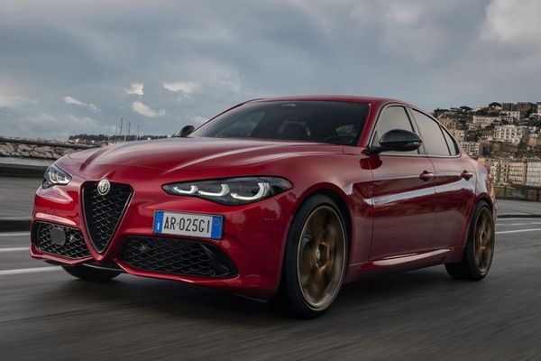 アルファロメオ『ジュリア』と『ステルヴィオ』、合計85台の限定車「INTENSA」登場…750万円から