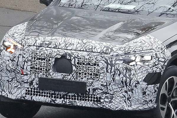 メルセデスベンツ『GLC』改良新型、ドデカグリル採用！ 車内には第4世代MBUXインフォテインメント