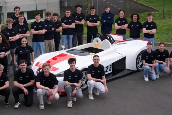 ESTACA Lavalの学生チームがプジョー『207スパイダー』を完全電動のヒルクライムマシンに改造